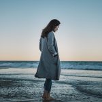 Kobieta spacerująca po plaży w chłodną porę roku – Dziwnów noclegi